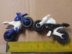Dv 006 Motor Kinder Sürpriz Yumurta Mini Figür Oyuncak (Siyah - Beyaz ve Mavi - Beyaz 2 Adet)