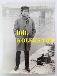 PİYANİST ve BESTECİ TİMUR SELÇUK'UN ORİJİNAL BÜYÜK BOY FOTOĞRAFI - 24 x 18 cm EBADINDA - TİMUR SELÇUK DENİZ KENARINDA POZ VERİRKEN ÇEKİLMİŞ BİR KARE