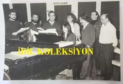 PİYANİST ve BESTECİ TİMUR SELÇUK'UN ORİJİNAL BÜYÜK BOY FOTOĞRAFI - 24 x 16 cm EBADINDA - TİMUR SELÇUK, KENAN DAĞAŞAN, AHMET YAZIC, TİMUR DOĞANAY, ARIN DENİZAŞAN, BERGÜZAR ÇELEBİ, CEMİL ÖZFIRAT ve ŞAMİL GÖKBERK ''BİR UZAY MASALI'' PROVALARINDA BİR ARADA ÇALIŞIRLARKEN ÇEKİLMİŞ ÇOK ÖZEL BİR KARE