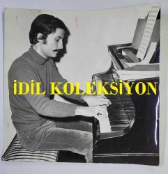PİYANİST ve BESTECİ TİMUR SELÇUK'UN ORİJİNAL BÜYÜK BOY FOTOĞRAFI - 18 x 18 cm EBADINDA - TİMUR SELÇUK PİYANO ÇALARKEN ÇEKİLMİŞ NET KALİTEDE BİR FOTOĞRAF