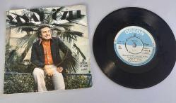 YAŞAR ÖZEL - YEŞİL GÖZLERİNDEN MUHABBET KAPTIM, BİR NİSAN AKŞAMINDA 45 LİK PLAK 8,5+ KOND.