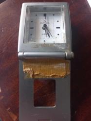 Dugena Pil takıldığında  saniye çalışıyor .Akrep ve yelkovan  çalışmıyor  45 mm x 50 mm Kibrit kutusu büyüklüğünde Açılır kapanır kapaklı metal kasa