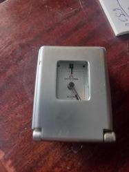 Dugena Pil takıldığında  saniye çalışıyor .Akrep ve yelkovan  çalışmıyor  45 mm x 50 mm Kibrit kutusu büyüklüğünde Açılır kapanır kapaklı metal kasa