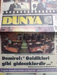 Dünya Gazetesi - Turkish Newspaper - 29 Haziran 1977 - Adalet Partisi Milli Selamet Partisi Ve Milliyetçi Hareket Partisi meclis'i terk etti - 40 sayfalık programı meclis ve senatoda Bülent Ecevit okudu fotoğraf- Bülent Ecevit lokavtın kaldırılması veya bu kabul edilmezse kötüye kullanılmasına karşı etkin önlemler önerilecektir dedi Fotoğrafı - hükümet kısa süreli ekonomik onarma programı uygulayacak - Dış Ticaret ve devlet proje ofisi kurulacak - Bülent Ecevit hükümetimiz köylerde ve dar gelirli yörelerde cami yapımına yardımcı olacaktır Fotoğrafı - Süleyman Demirel geldikleri gibi gideceklerdir dedi - öğrenci yurtlarında iş yerlerinde güvenlik tedbiri alınacak - öğrenciler arasındaki çatışmalar önlenecek - mecliste program okunurken berber ve boyacılar çalışmalarına devam ediyorlardı Fotoğrafı - meclis lokantası dolup dolup boşalıyordu - Ben görevimi yapıyorum yazan Cihad Baban - AP için tek çıkar yol yazan Attilla İlhan - sosyal hizmetin değeri I yazan Lütfi Doğan - Varan Ticaret