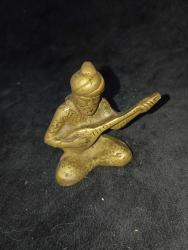 eskilerden pirinç bağlama çalan biblo