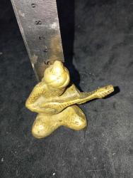 eskilerden pirinç bağlama çalan biblo