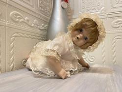 emekleyen damgalı porselen bebek