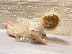 emekleyen damgalı porselen bebek