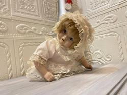 emekleyen damgalı porselen bebek