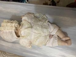 emekleyen damgalı porselen bebek