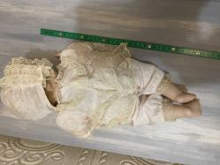 emekleyen damgalı porselen bebek