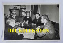 TÜRK SANAT MÜZİĞİ SANATÇISI BEHİYE AKSOY'UN ORİJİNAL 4'LÜ FOTOĞRAF SETİ - 18 x 12 cm EBADINDA - BEHİYE AKSOY'UN BERKER İNANOĞLU'YLE EV ORTAMINDA NİKAHLANDIĞI ANLARDA ÇEKİLMİŞ 4 FARKLI KARE. 1973