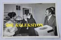 TÜRK SANAT MÜZİĞİ SANATÇISI BEHİYE AKSOY'UN ORİJİNAL 4'LÜ FOTOĞRAF SETİ - 18 x 12 cm EBADINDA - BEHİYE AKSOY'UN BERKER İNANOĞLU'YLE EV ORTAMINDA NİKAHLANDIĞI ANLARDA ÇEKİLMİŞ 4 FARKLI KARE. 1973