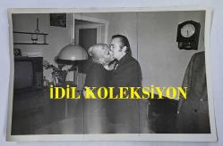 TÜRK SANAT MÜZİĞİ SANATÇISI BEHİYE AKSOY'UN ORİJİNAL 4'LÜ FOTOĞRAF SETİ - 18 x 12 cm EBADINDA - BEHİYE AKSOY'UN BERKER İNANOĞLU'YLE EV ORTAMINDA NİKAHLANDIĞI ANLARDA ÇEKİLMİŞ 4 FARKLI KARE. 1973