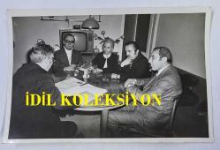 TÜRK SANAT MÜZİĞİ SANATÇISI BEHİYE AKSOY'UN ORİJİNAL 4'LÜ FOTOĞRAF SETİ - 18 x 12 cm EBADINDA - BEHİYE AKSOY'UN BERKER İNANOĞLU'YLE EV ORTAMINDA NİKAHLANDIĞI ANLARDA ÇEKİLMİŞ 4 FARKLI KARE. 1973