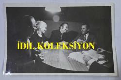 TÜRK SANAT MÜZİĞİ SANATÇISI BEHİYE AKSOY'UN ORİJİNAL 2'Lİ AJANS-BASIN FOTOĞRAFI SETİ - 18 x 12 cm EBADINDA - BEHİYE AKSOY'UN BERKER İNANOĞLU'YLE EV ORTAMINDA NİKAHLANDIĞI ANLARDA ÇEKİLMİŞ 2 FARKLI KARE. 1973