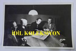 TÜRK SANAT MÜZİĞİ SANATÇISI BEHİYE AKSOY'UN ORİJİNAL 2'Lİ AJANS-BASIN FOTOĞRAFI SETİ - 18 x 12 cm EBADINDA - BEHİYE AKSOY'UN BERKER İNANOĞLU'YLE EV ORTAMINDA NİKAHLANDIĞI ANLARDA ÇEKİLMİŞ 2 FARKLI KARE. 1973