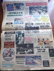 Halka ve Olaylara Tercüman Gazetesi - Turkish Newspaper - 9 Ağustos 1982 - Amerika dışında hiçbir ülke Esenboğa saldırısı için resmi tepki göstermedi - Esenboğa'da iki saat 15 dakika süren operasyonda ikinci Ermeni terörist de polisler tarafından vurularak ele geçirildi Fotoğrafı - İki Ermeni teröristin sovyet yönetiminde Hammuriye Kampında eğitim gördükleri sanılıyor - fransa'daki Ermeni teşkilatı ASALA adına açıklama yaptı - Kanlı Esenboğa baskınında ölü sayısı 8'e yükseldi - Kahraman polis memuru Atilla Bahşi şehit oldu - Levon Ekmekçiyan vuruldu - Şehit Emniyet Müdürü Hamdi Yahyaoğlu'nun anası vatan sağ olsun dedi fotoğraf - bu Ermeni davası nasıl başladı yazan Mehmet Bican - Maliye Bakanı Adnan Başer Kafaoğlu yüzde 30 enflasyon başarıdır dedi - Analar ağlıyor yazan Ahmet Kabaklı - milletin sesi yazan Rauf Tamer - Esenboğa havalimanı baskınından fotoğraflar  - güreşçi Yusuf Cambaz Kleptoman ithamlarına cevap verdi fotoğraf - Pele ve Dino Zoff kupa ile taraftarı selamlarken Fotoğraf