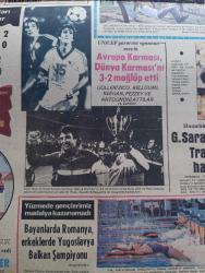 Halka ve Olaylara Tercüman Gazetesi - Turkish Newspaper - 9 Ağustos 1982 - Amerika dışında hiçbir ülke Esenboğa saldırısı için resmi tepki göstermedi - Esenboğa'da iki saat 15 dakika süren operasyonda ikinci Ermeni terörist de polisler tarafından vurularak ele geçirildi Fotoğrafı - İki Ermeni teröristin sovyet yönetiminde Hammuriye Kampında eğitim gördükleri sanılıyor - fransa'daki Ermeni teşkilatı ASALA adına açıklama yaptı - Kanlı Esenboğa baskınında ölü sayısı 8'e yükseldi - Kahraman polis memuru Atilla Bahşi şehit oldu - Levon Ekmekçiyan vuruldu - Şehit Emniyet Müdürü Hamdi Yahyaoğlu'nun anası vatan sağ olsun dedi fotoğraf - bu Ermeni davası nasıl başladı yazan Mehmet Bican - Maliye Bakanı Adnan Başer Kafaoğlu yüzde 30 enflasyon başarıdır dedi - Analar ağlıyor yazan Ahmet Kabaklı - milletin sesi yazan Rauf Tamer - Esenboğa havalimanı baskınından fotoğraflar  - güreşçi Yusuf Cambaz Kleptoman ithamlarına cevap verdi fotoğraf - Pele ve Dino Zoff kupa ile taraftarı selamlarken Fotoğraf