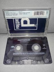 Kaset portishead dummy. Orijinal. A2 şarkısında 5 saniye, B1 şarkısında 3 saniye kayıp var. Kartonet iyi durumda