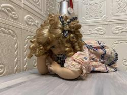 emekleyen porselen bebek