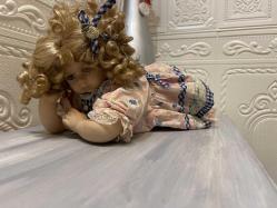 emekleyen porselen bebek