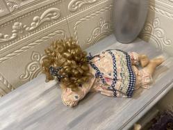 emekleyen porselen bebek