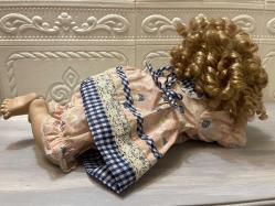 emekleyen porselen bebek