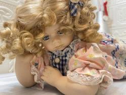 emekleyen porselen bebek