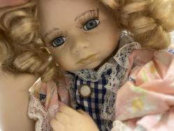 emekleyen porselen bebek