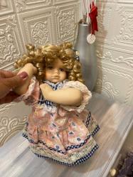 emekleyen porselen bebek