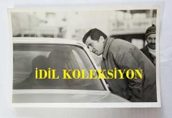 TÜRK SANAT MÜZİĞİ SANATÇISI BEHİYE AKSOY'UN TEHDİT ALDIĞINI ÖNE SÜRDÜĞÜ ZAMAN POLİS OTOSU EŞLİĞİNDE BERKER İNANOĞLU İLE YOLCULUK EDERKEN ÇEKİLMİŞ ORİJİNAL 7'Lİ FOTOĞRAF SETİ - 18 x 12 cm EBADINDA -