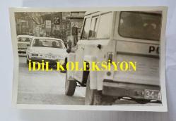 TÜRK SANAT MÜZİĞİ SANATÇISI BEHİYE AKSOY'UN TEHDİT ALDIĞINI ÖNE SÜRDÜĞÜ ZAMAN POLİS OTOSU EŞLİĞİNDE BERKER İNANOĞLU İLE YOLCULUK EDERKEN ÇEKİLMİŞ ORİJİNAL 7'Lİ FOTOĞRAF SETİ - 18 x 12 cm EBADINDA -