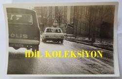 TÜRK SANAT MÜZİĞİ SANATÇISI BEHİYE AKSOY'UN TEHDİT ALDIĞINI ÖNE SÜRDÜĞÜ ZAMAN POLİS OTOSU EŞLİĞİNDE BERKER İNANOĞLU İLE YOLCULUK EDERKEN ÇEKİLMİŞ ORİJİNAL 7'Lİ FOTOĞRAF SETİ - 18 x 12 cm EBADINDA -