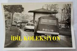 TÜRK SANAT MÜZİĞİ SANATÇISI BEHİYE AKSOY'UN TEHDİT ALDIĞINI ÖNE SÜRDÜĞÜ ZAMAN POLİS OTOSU EŞLİĞİNDE BERKER İNANOĞLU İLE YOLCULUK EDERKEN ÇEKİLMİŞ ORİJİNAL 7'Lİ FOTOĞRAF SETİ - 18 x 12 cm EBADINDA -