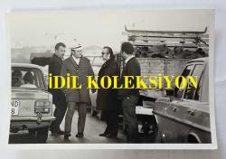 TÜRK SANAT MÜZİĞİ SANATÇISI BEHİYE AKSOY'UN TEHDİT ALDIĞINI ÖNE SÜRDÜĞÜ ZAMAN POLİS OTOSU EŞLİĞİNDE BERKER İNANOĞLU İLE YOLCULUK EDERKEN ÇEKİLMİŞ ORİJİNAL 7'Lİ FOTOĞRAF SETİ - 18 x 12 cm EBADINDA -