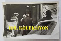 TÜRK SANAT MÜZİĞİ SANATÇISI BEHİYE AKSOY'UN TEHDİT ALDIĞINI ÖNE SÜRDÜĞÜ ZAMAN POLİS OTOSU EŞLİĞİNDE BERKER İNANOĞLU İLE YOLCULUK EDERKEN ÇEKİLMİŞ ORİJİNAL 7'Lİ FOTOĞRAF SETİ - 18 x 12 cm EBADINDA -
