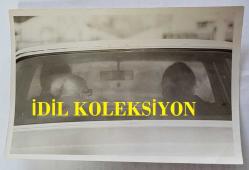 TÜRK SANAT MÜZİĞİ SANATÇISI BEHİYE AKSOY'UN TEHDİT ALDIĞINI ÖNE SÜRDÜĞÜ ZAMAN POLİS OTOSU EŞLİĞİNDE BERKER İNANOĞLU İLE YOLCULUK EDERKEN ÇEKİLMİŞ ORİJİNAL 7'Lİ FOTOĞRAF SETİ - 18 x 12 cm EBADINDA -