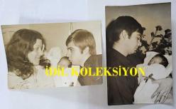 TÜRK SANAT MÜZİĞİ SANATÇISI BEHİYE AKSOY'UN OĞLU AHMET AKSOY'UN ORİJİNAL 2'Lİ FOTOĞRAF SETİ - 18 x 12 cm EBADINDA - AHMET AKSOY DOĞUM YAPAN EŞİNE ve BEBEĞİNE SARILIRKEN ÇEKİLMİŞ 2 FARKLI KARE