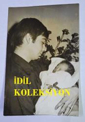 TÜRK SANAT MÜZİĞİ SANATÇISI BEHİYE AKSOY'UN OĞLU AHMET AKSOY'UN ORİJİNAL 2'Lİ FOTOĞRAF SETİ - 18 x 12 cm EBADINDA - AHMET AKSOY DOĞUM YAPAN EŞİNE ve BEBEĞİNE SARILIRKEN ÇEKİLMİŞ 2 FARKLI KARE
