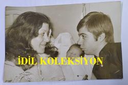 TÜRK SANAT MÜZİĞİ SANATÇISI BEHİYE AKSOY'UN OĞLU AHMET AKSOY'UN ORİJİNAL 2'Lİ FOTOĞRAF SETİ - 18 x 12 cm EBADINDA - AHMET AKSOY DOĞUM YAPAN EŞİNE ve BEBEĞİNE SARILIRKEN ÇEKİLMİŞ 2 FARKLI KARE