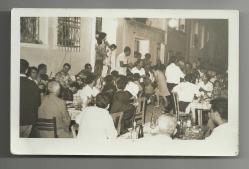 İZMİR KARŞIYAKA / 10 MAYIS 1959 KAPI ÖNÜNDE KURULMUŞ OLAN YEMEK MASALARI VE MAHALLE EĞLENCESİ TEMALI FOTOĞRAF...