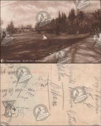 İstanbul, Gülhane Parkı, Fotokart, 1900/20: Geniş yürüyüş yolu, ağaçlıklı park alanı, dönemin giyimli ziyaretçileri ve arka planda tarihi köşk yapılarıyla sakin bir kent manzarası.
