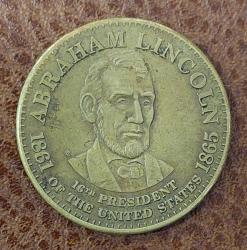 ABD, Abraham Lincoln 16. Başkanı 1861-1865 Temalı Hatıra (Jeton) Madalyon. Bu Anma Madolyonu, Lincoln'ün Başkanlığı Sırasındaki Önemli Olayları ve Suikastinin Trajik Sonuçlarını Hatırlatır. Tarihi Hatıralara İlgi Duyanlar İçin Onu Ayırt Edici Bir Koleksiyon Parçası Haline Getiriyor. Shell Kampanyası/Koleksiyon İçin Üretilmiştir. Ön-Arka Yüzünde: Abraham Lincoln Portresi ve Kısa Özgeçmişine Yer Verilmiştir. Altın Tonlu Pirinç. Nadir. 1992