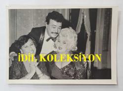 MÜZEYYEN SENAR, SEVİM TUNA ve ADNAN PEKAK'IN ORİJİNAL FOTOĞRAFI - 12,5 x 9 cm EBADINDA - MÜZEYYEN SENAR, SEVİM TUNA ve ADNAN PEKAK' YAN YANA HATIRA POZU VERİRKEN ÇEKİLMİŞ BİR KARE