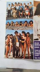 KIZLAR SINIFI TATİLDE (1986) FİLMİNİN ORİJİNAL LOBİ KARTI - 34 x 24 cm EBADINDA - MÜNİR ÖZKUL, GAFFUR UZUNER, EROL TEZEREN, HAYRİ CANER, EROL TEZEREN, ÖZLEM ONURSAL, ZEHRA KAM, GÜL EREN, AYLA TUNCER, HÜLYA GÜNAL, ŞEHRİBAN EMİRLİ, PERİHAN ONAR - SAMİ GÜÇLÜ, BURÇ FİLM