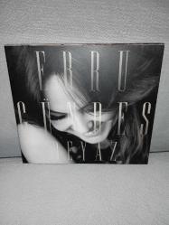 Cd Ebru Gündeş beyaz albümü. Orijinal. Dinlemeyi etkilemeyen çizikler var sorunsuz çalışıyor.