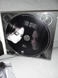 Cd Ebru Gündeş beyaz albümü. Orijinal. Dinlemeyi etkilemeyen çizikler var sorunsuz çalışıyor.