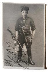 Tam Teçhizatlı Sivil Kıyafetli Kalpaklı Asker 1930  Tarihli İthaflı..9 x 12 cm.