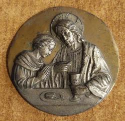 Avrupa (Almanya/Fransa), Hz. İsa ve Kadın Havarilerinden Magdalalı Meryem Temalı Büyük Boy Kabartmalı Madalyon Tarzda Dini Plaket-Levha. (Kalp Gözü) Çok Eski Mükemmel Detaylı Orijinal Bir Parça. 1900'ler. Kabartma Rölyef/Prinç-Kalay, Gümüş Kaplama. Patinalı. (10 cm) Nadir.